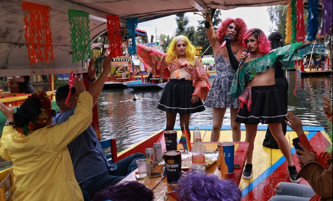 El colectivo LGBTQ+ Chilangas Dragas durante el show Dragjineras que realizan en el embarcadero salitre en Xochimilco. Foto: Fernanda Rojas / EL UNIVERSAL