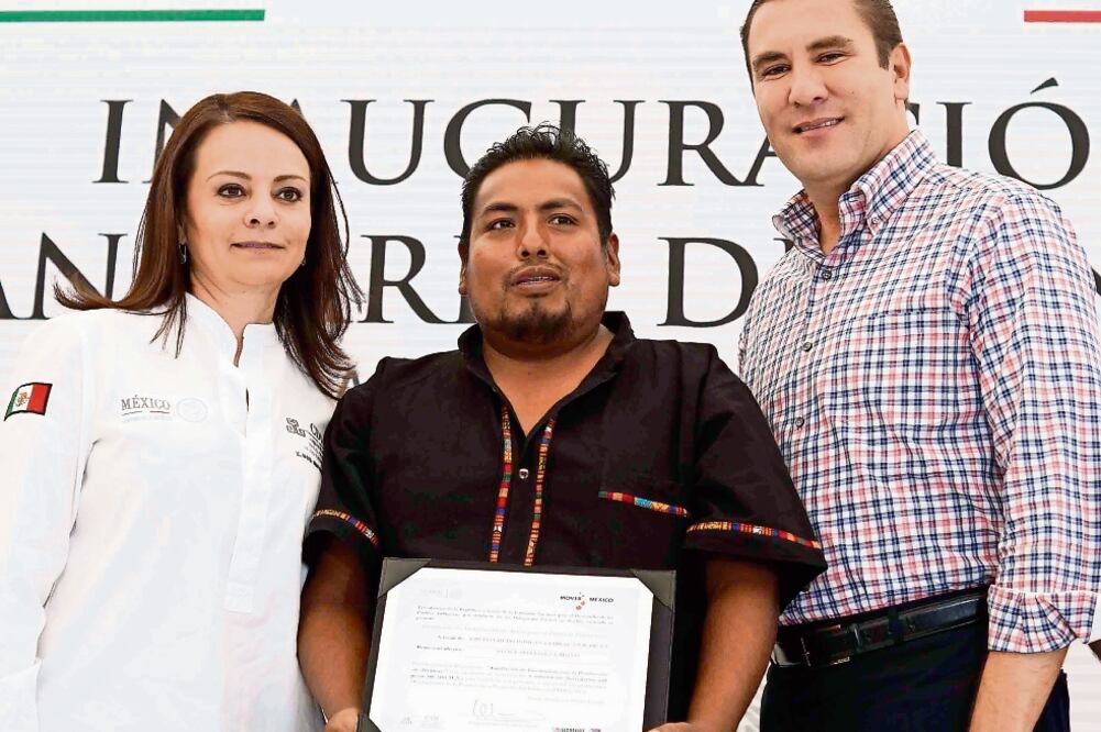 El gobernador Rafael Moreno Valle entregó 84 certificados de autorización de proyectos indígenas, en compañía de Nuvia Mayor, directora de la CDI