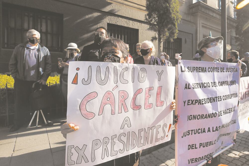 La decisión de la Suprema Corte de aprobar la consulta para enjuiciar a expresidentes es vista por FT como un sometimiento a AMLO. Foto: EFE
