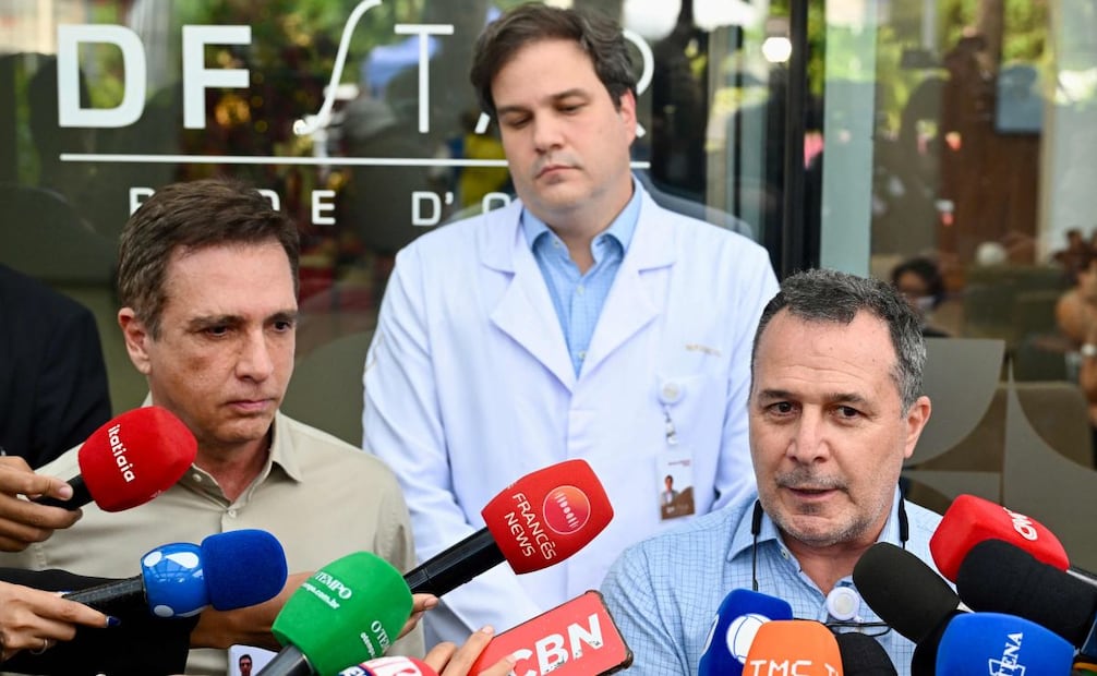 Claudio Birolini (derecha), Brasil Caiado (izquierda) y Mateus Saldanha, médicos del expresidente de Brasil Jair Bolsonaro, hablan con la prensa frente al Hospital DF Star de Brasilia el 29 de diciembre de 2025, después de que Bolsonaro se sometiera a una intervención para bloquear el nervio frénico con el fin de detener los fuertes ataques de hipo. (29/12/25) Foto: AFP