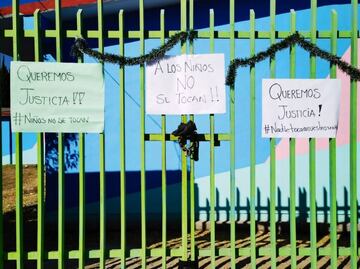 Padres cierran kínder para denunciar abuso sexual; autoridades escolares lo mantienen en secreto