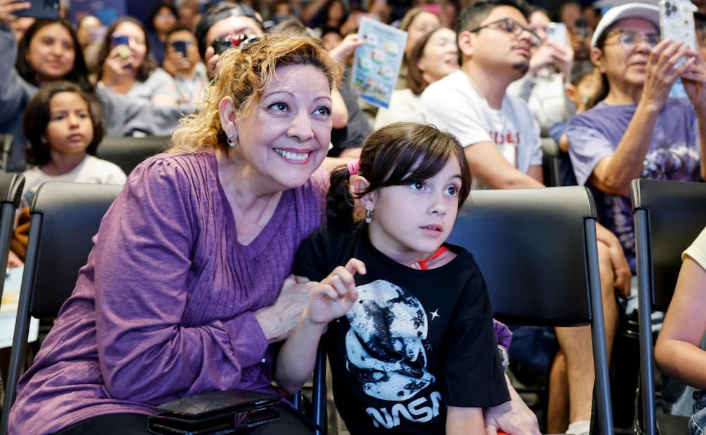 Personas en EE.UU. celebran y siguen con expectativa el amerizaje de Artemis II; misión marca regreso tripulado lunar. Foto: AFP.