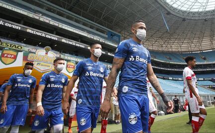 En Brasil no paran el futbol y jugadores protestan