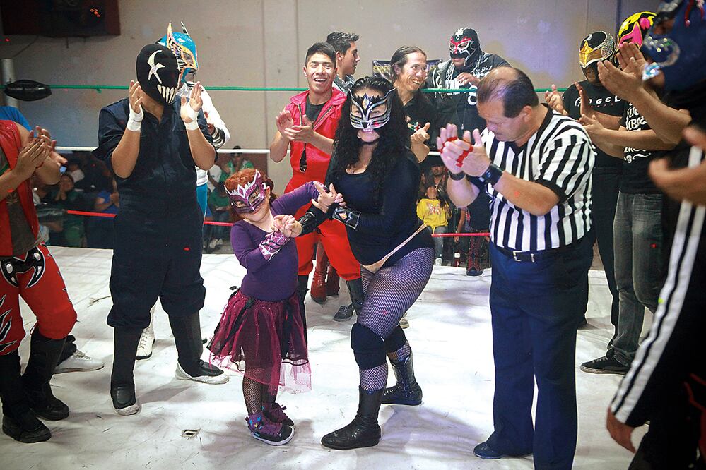 Luchadores le rindieron un homenaje a Lady Cat por su trayectoria en el cuadrilatero. A lo largo de su carrera, la mujer recibió diversas lesiones que incluso provocaron que perdiera la voz y quedara paralítica temporalmente. JUAN BOITES. EL UNIVERSAL