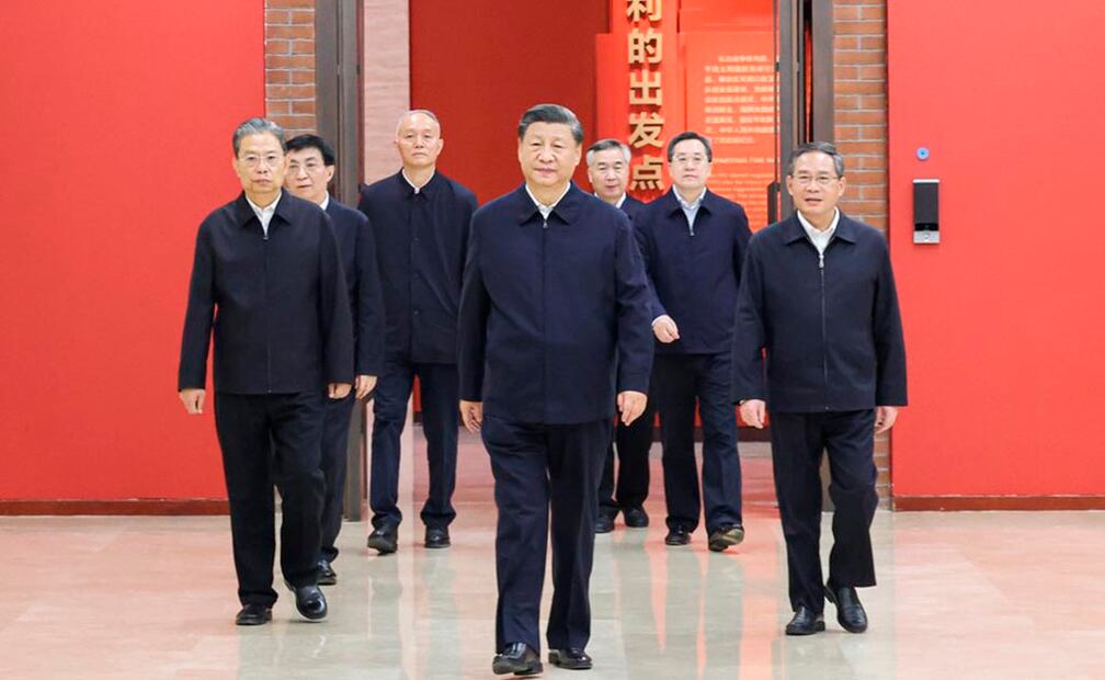 Xi Jinping y otros miembros del Comité Permanente del Buró Político del Comité Central del Partido Comunista de China (PCCh) visitan una exposición, que presenta la historia de los 13 años del Comité Central del PCCh en Yan'an, en el Salón Conmemorativo Revolucionario de Yan'an, en la provincia noroccidental china de Shaanxi, el 27 de octubre de 2022. (Xinhua/Wang Ye)
