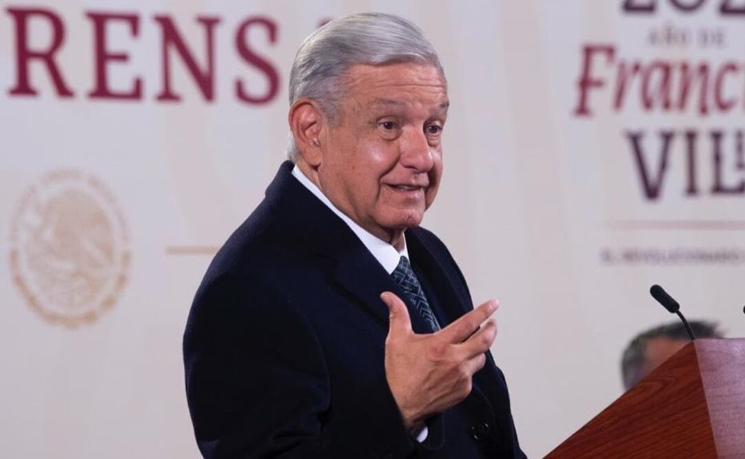 El presidente López Obrador comentó que se tituló varios años después de haber cursado la carrera. Foto: Presidencia