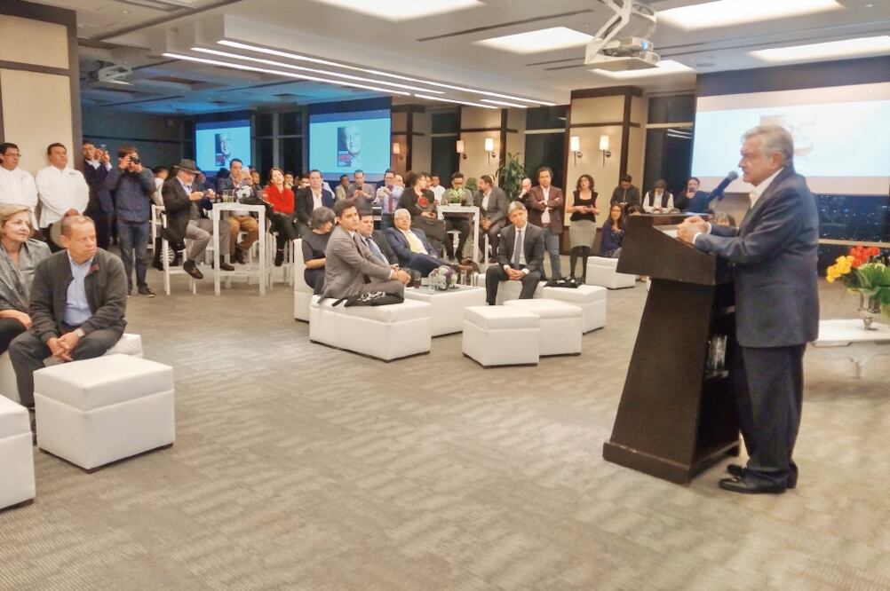 Por invitación de la Editorial Planeta, Andrés Manuel López Obrador, presidente nacional de Morena, presentó ayer a libreros su texto 2018 La Salida. Decadencia y Renacimiento de México (TOMADA DE TWITTER)