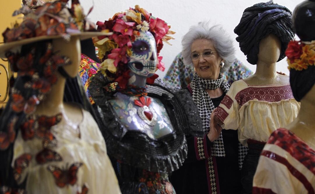 Con 30 maniquíes con bordados tradicionales de todo México, la diseñadora María Luisa de Chávez quiere denunciar "la situación crítica de las mujeres" en un país que registra siete feminicidios diarios. Foto: EFE/Sáshenka Gutiérrez