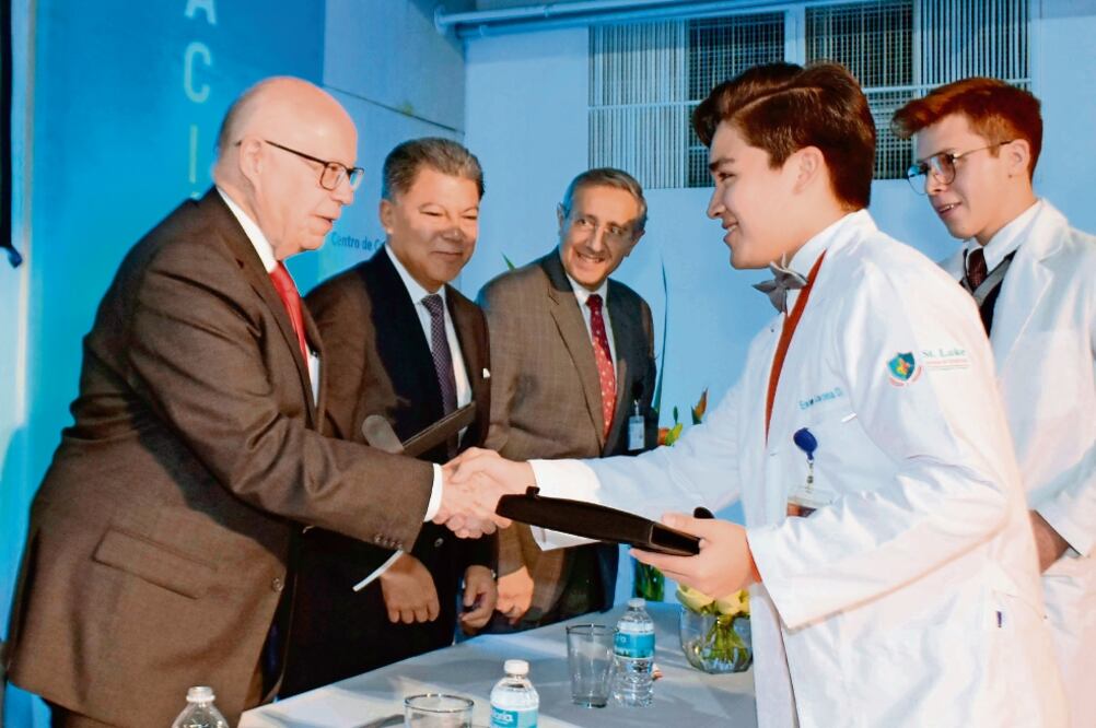 Motiva a jóvenes. José Narro Robles invitó a los nuevos alumnos de la Escuela de Medicina Saint Luke a aprender de sus errores. Foto: CORTESÍA SSA