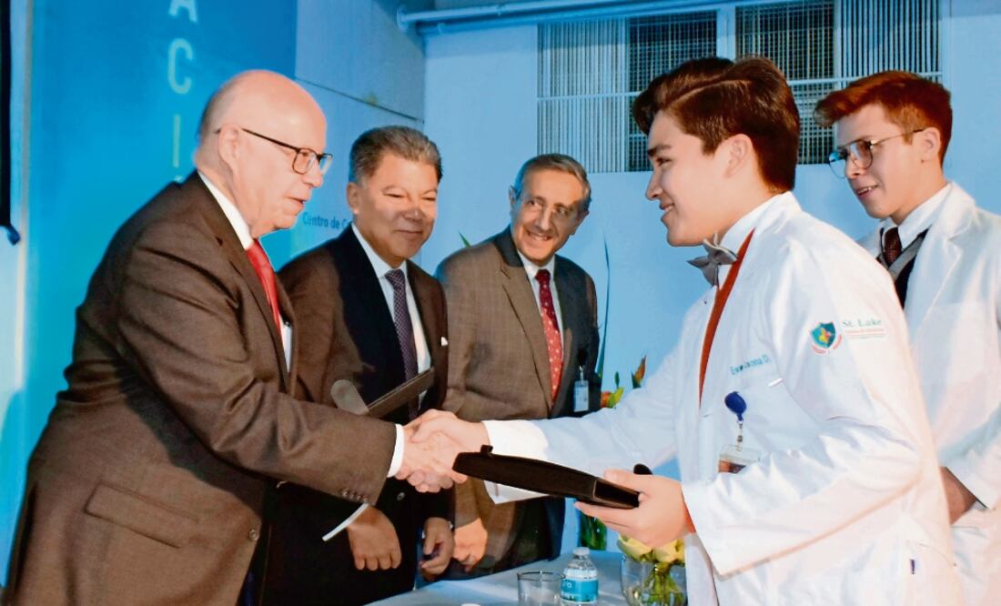 Motiva a jóvenes. José Narro Robles invitó a los nuevos alumnos de la Escuela de Medicina Saint Luke a aprender de sus errores. Foto: CORTESÍA SSA
