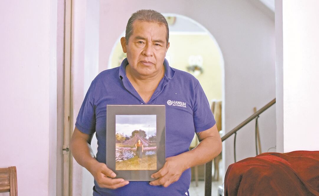 Treviño Martínez sostiene la foto de su esposa que murió por Covid luego de contagiarse en la maquila. Foto: Rey Jáuregui