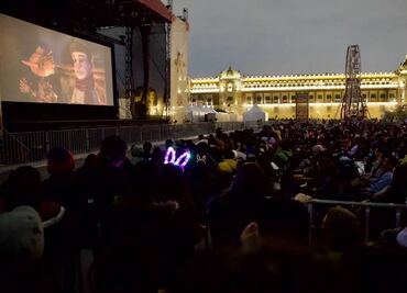 Acuden 10 mil a proyección de “Pinocho”, de Guillermo del Toro, en el Zócalo