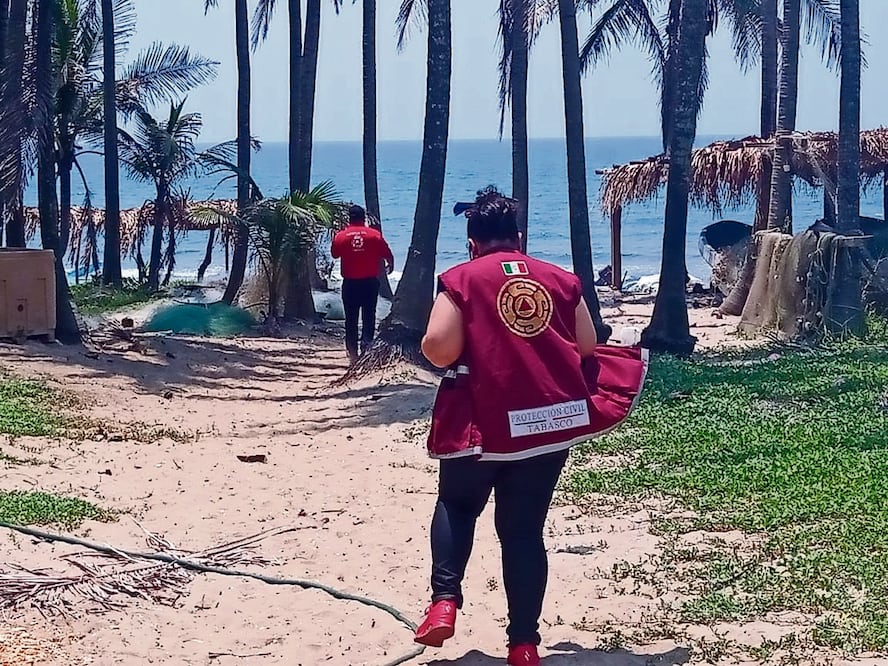 El Instituto de Protección Civil del Estado de Tabasco inició la limpieza de las costas contaminadas. Foto: Especial