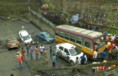 Se desploma paso elevado de una autopista en la India