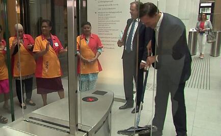 Video. Primer ministro de Países Bajos derrama su café en el Parlamento y él mismo lo trapea