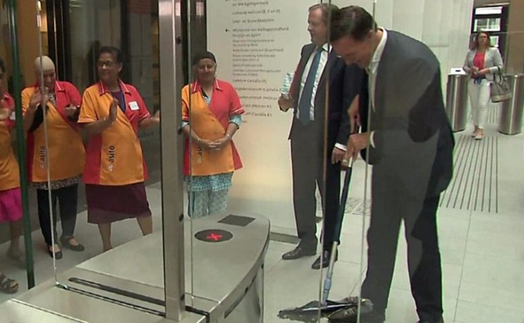 Mark Rutte, primer ministro de Países Bajos, limpia el piso del Parlamento tras derramar su café (Foto: Captura de pantalla)