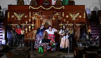 Congreso de la CDMX da paso al Cabaret; en el Pleno se presentan “Las Reinas Chulas”