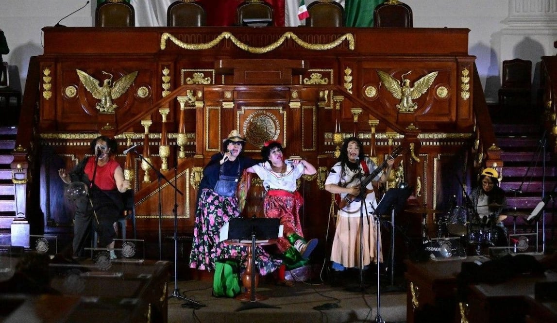 Congreso de la CDMX da paso al Cabaret; en el Pleno se presentan “Las Reinas Chulas”. Foto: Especial