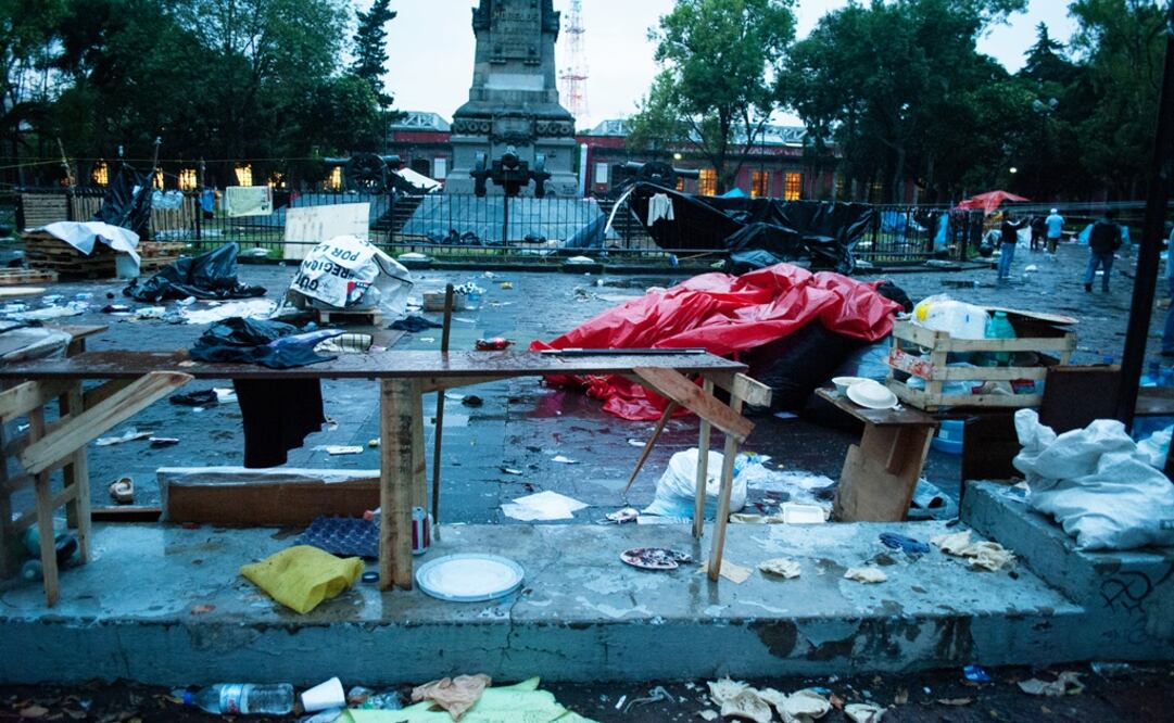 Integrantes de la Coordinadora Nacional de Trabajadores de la Educación (CNTE) iniciaron el retiro del plantón que mantenían en la plaza de la Ciudadela. Foto: José Antonio Torres/ EL UNIVERSAL 