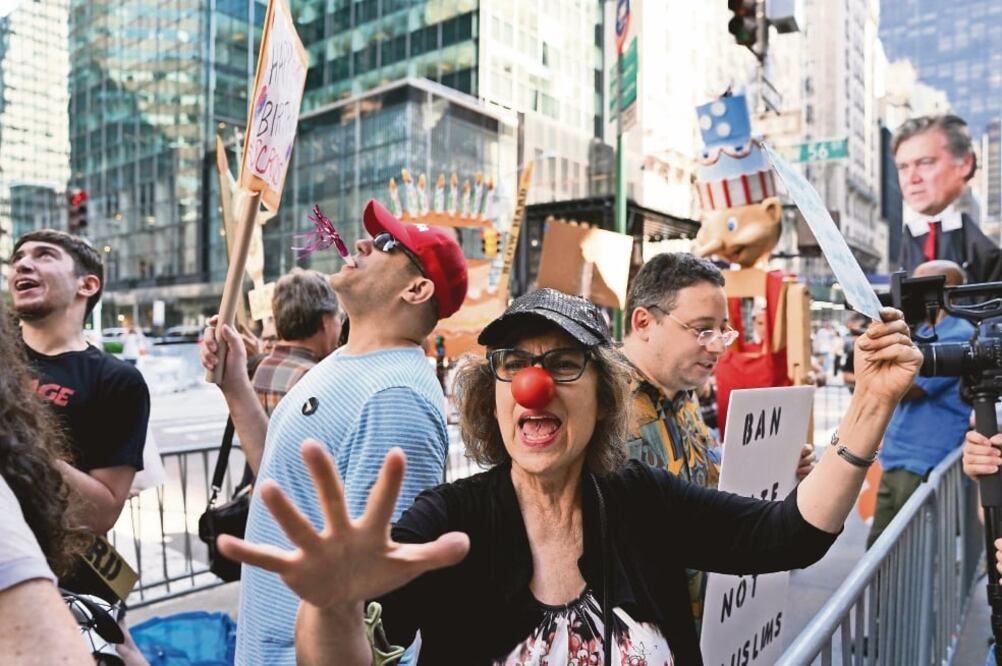 Recuerdan cumpleaños. Manifestantes protestaron ayer contra el presidente Donald Trump, quien cumplió 71 años. (JEWEL SAMAD. AFP)