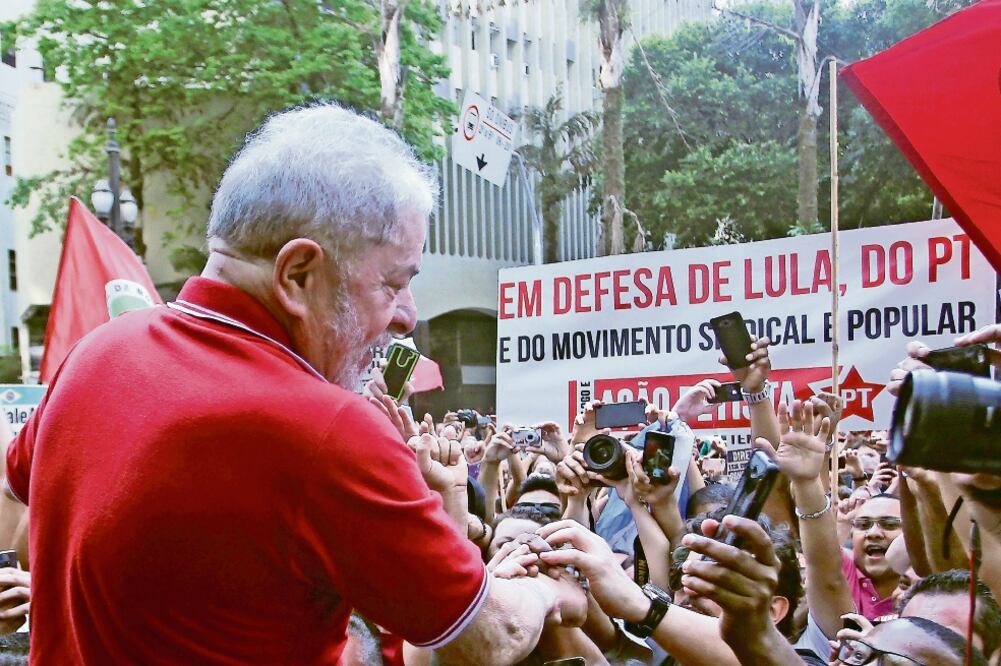 El ex presidente Luiz Inácio Lula da Silva saluda a simpatizantes, tras una conferencia de prensa, el 15 de septiembre (FERNANDO DONASCI. REUTERS)
