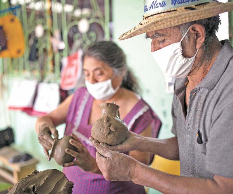 Abelina trabaja en su casa junto con su esposo Gregorio. Aunque su taller es pequeño, cuentan con las herramientas necesarias para laborar sus artesanía s. FOTOS: MARIO ARTURO MARTÍNEZ