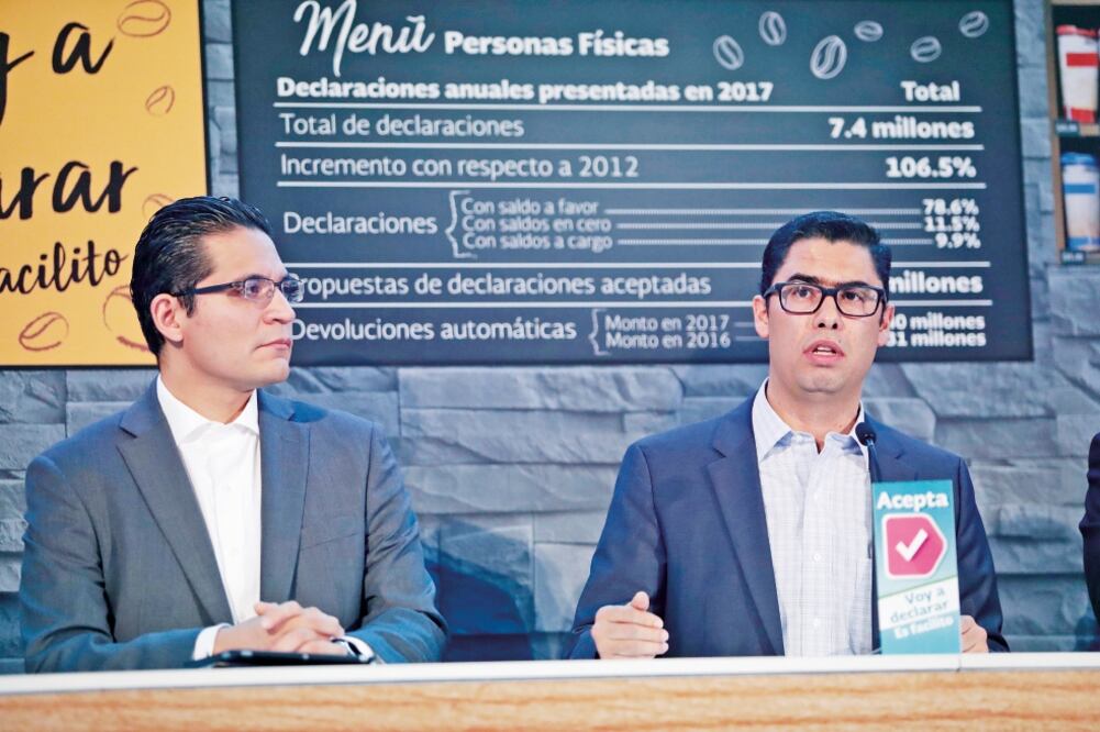 Adrián Guarneros, administrador general de Recaudación, y Osvaldo Santín, jefe del Servicio de Administración Tributaria (SAT) de la Secretaría de Hacienda, ayer durante un evento del organismo (IVÁN STEPHENS, EL UNIVERSAL)