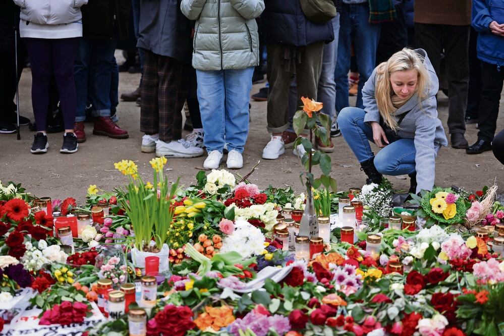 Centenares de rusos depositaron flores o prendieron velas en honor a Alexei Navalny, opositor ruso. Foto: EFE