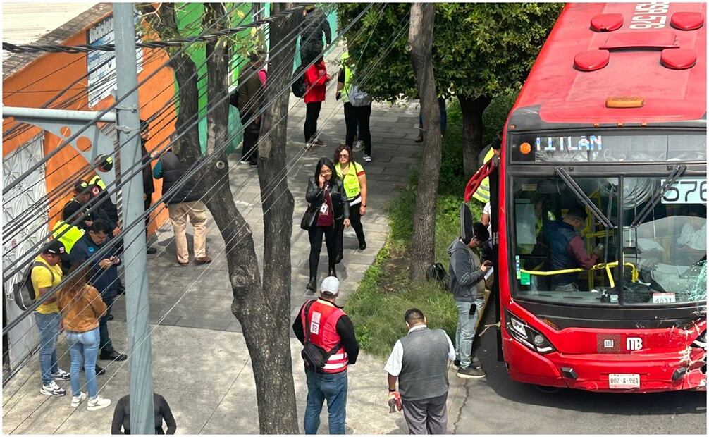 Metrobús se queda sin frenos en el Eje 1 a la altura de Santos Dumont,arrastrando a al menos 10 vehículos, hay 3 lesionados de consideración, en inmediaciones de la col. Aviación Civil. Foto: Iván Montaño/ @HalconOnce
