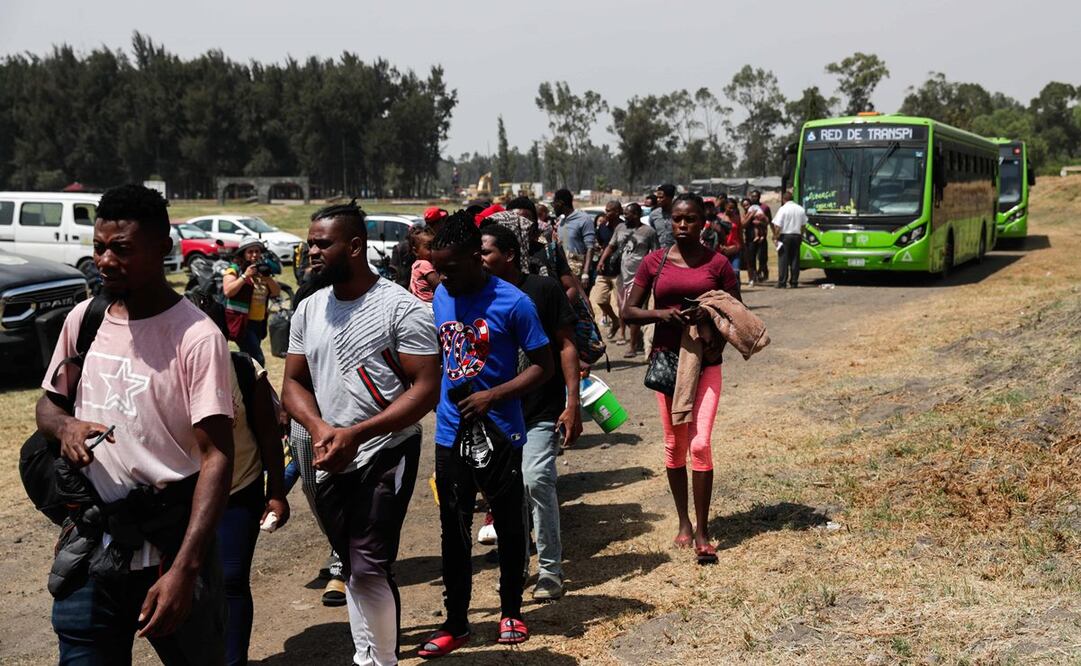 Migrantes llegan en RTP a albergue temporal de Comar en Tláhuac. Foto: Diego Simón Sánchez / EL UNIVERSAL