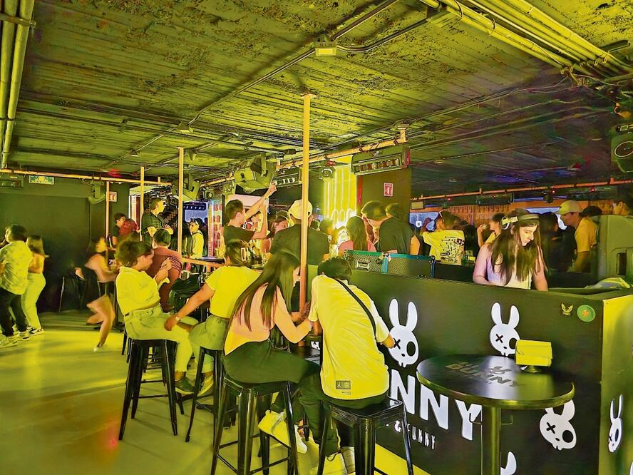 El fin de clases y el periodo de vacaciones son el pretexto para acudir a lugares como el bar Bad Bunny, donde los jóvenes pasan el rato con amigos. Foto: Jorge Medellín EL UNIVERSAL