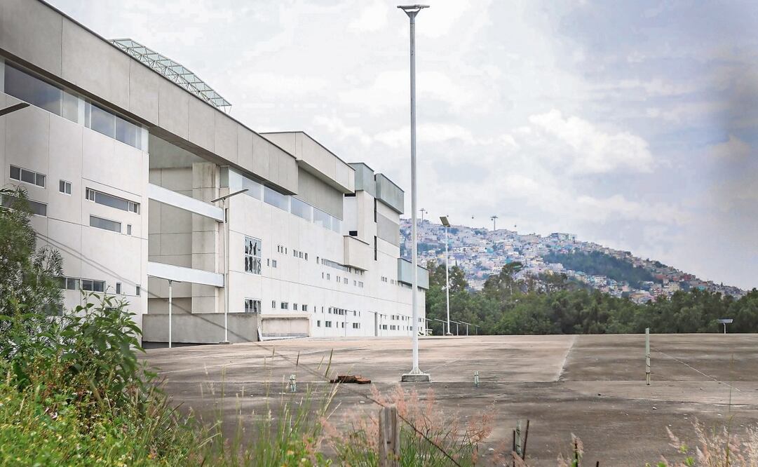 La obra civil del hospital se encuentra a 90%, el siguiente paso será equiparlo, dijo el diputado local por Tlalnepantla, Max Correa. Foto: Gabriel Pano / EL UNIVERSAL