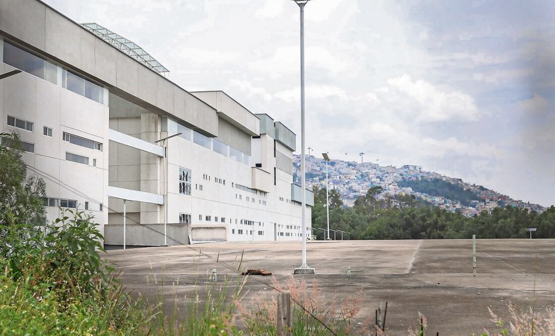 La obra civil del hospital se encuentra a 90%, el siguiente paso será equiparlo, dijo el diputado local por Tlalnepantla, Max Correa. Foto: Gabriel Pano / EL UNIVERSAL