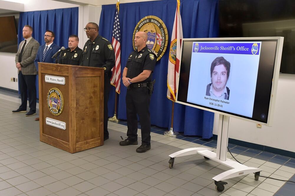 Una fotografía del tirador Ryan Christopher Palmeter se muestra en un monitor de video durante la conferencia de prensa del Sheriff T.K. Waters en el edificio sede de la Oficina del Sheriff de Jacksonville en Florida. Foto: AP