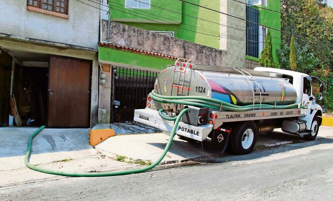 El suministro vía pipas es común en la alcaldía. Archivo El Universal