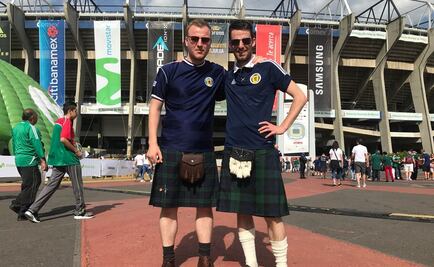 Aficionados escoceces arriban al Estadio Azteca