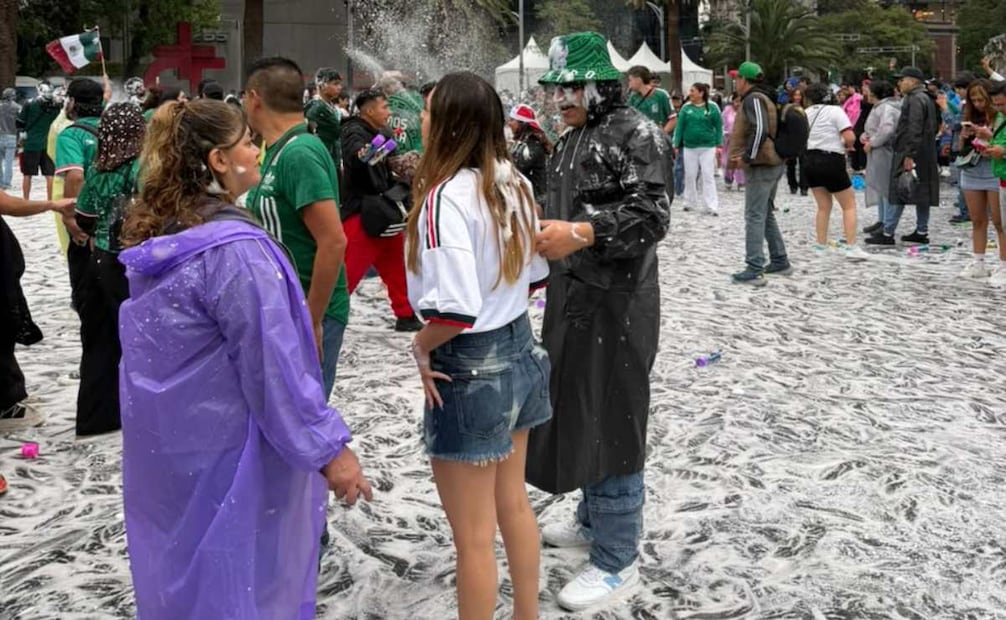 Entre espuma y futbol; la Glorieta del Ahuehuete se tiñe de blanco previo al partido México vs Inglaterra.
Foto: Leonardo Lugo