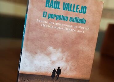 El escritor Raúl Vallejo gana el Premio RAE 2018