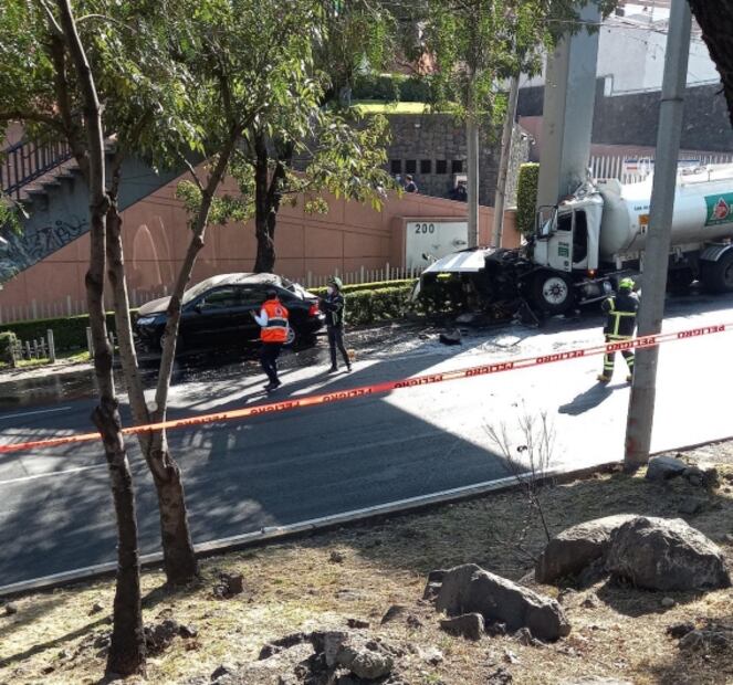 Choca pipa de Pemex sobre la Picacho-Ajusco; desalojan a vecinos