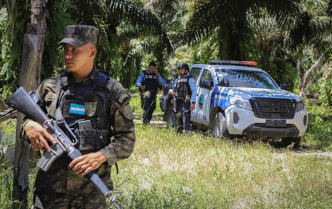Soldados y policías hondureños custodian el lugar de una masacre en Trujillo, Honduras (21/05/2026). Foto: AFP