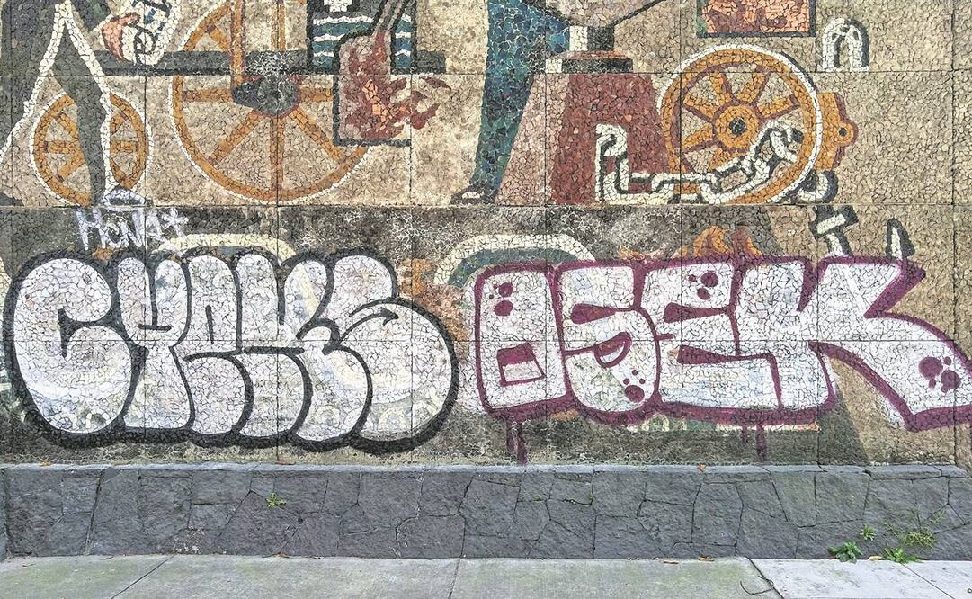 El INBAL detalló que las labores consistirán en el retiro de la pintura en aerosol utilizada y limpieza general de los mosaicos. Foto: En Defensa del Centro SCOP e INBAL