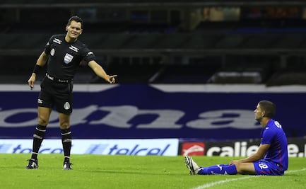 Arturo Brizio protege el arbitraje del Cruz Azul vs América