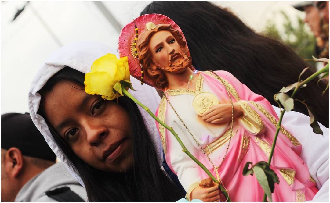 Una mujer visitan la iglesia de San Hipólito con su San Judas Tadeo de manto en color rosa. Foto: Brenda Martínez/ EL UNIVERSAL