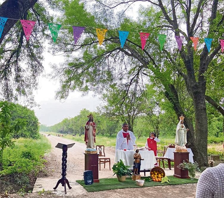 Padre Isidoro Martínez llama a los habitantes del ejido Cruz y Carmen, a orar con devoción para que lleguen las lluvias. Foto: Especial