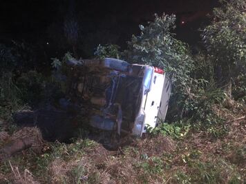 Camioneta con 15 migrantes vuelca en el sur de Veracruz