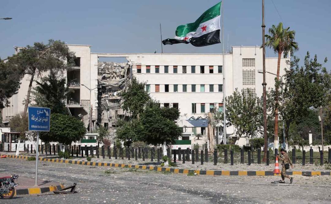 El edificio del Ministerio de Defensa sirio, sede del Estado Mayor General del ejército, resultó dañado tras un ataque aéreo israelí en Damasco, Siria, el 16 de julio de 2025. Las Fuerzas de Defensa de Israel confirmaron el ataque contra el edificio el 16 de julio tras el despliegue de tropas sirias en la provincia de Suwayda (Sweida), de mayoría drusa, tras enfrentamientos entre combatientes drusos y tribus beduinas que causaron la muerte de decenas de personas. El ministro de Defensa sirio anunció un alto el fuego el 15 de julio en la ciudad de As Suwayda, a la que las tropas sirias entraron por la mañana. Sin embargo, la zona está siendo escenario de violentos enfrentamientos entre fuerzas gubernamentales y militantes drusos. Foto: EFE