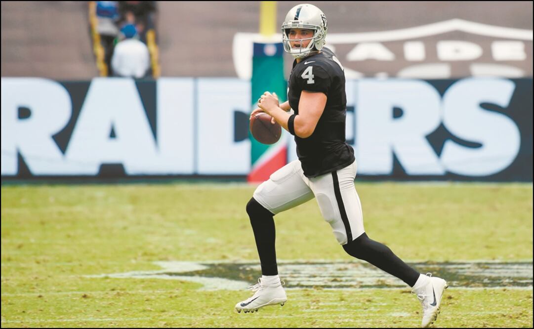 Derek Carr, QB de los Raiders. Foto: AFP