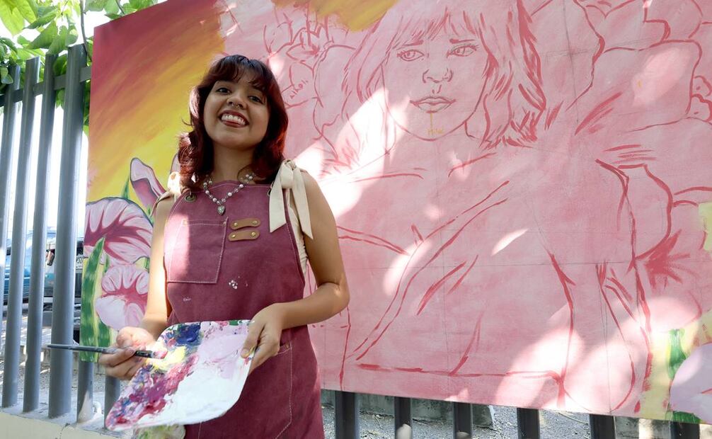 Catherine Quiñónez Morales pinta un pequeño mural en el centro de Culiacán para promover la salud mental en un momento de crisis social / Foto: Diego Prado. EL UNIVERSAL