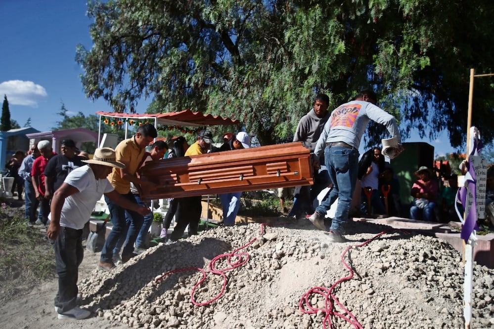 Familiares de Monserrat le dieron el último adiós con cantos, rezos y flores blancas. Foto: Francisco Rodríguez / EL UNIVERSAL