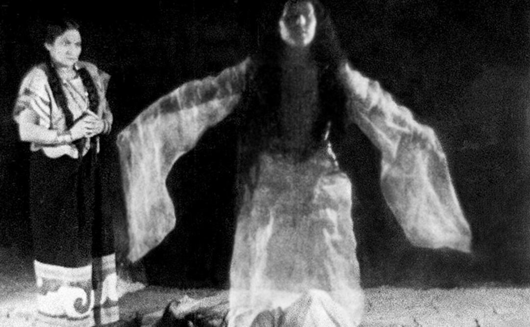 Después de cometer suicidio, el espíritu de la Malinche asciende para cobrar venganza contra el linaje de Hernán Cortés. La cinta de 1933, La Llorona, introdujo el género de terror en el cine mexicano. Foto: Captura de Pantalla/Eco Film/ESPECIAL.